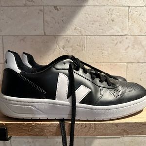 Men’s Veja V10 black/white leather trainers